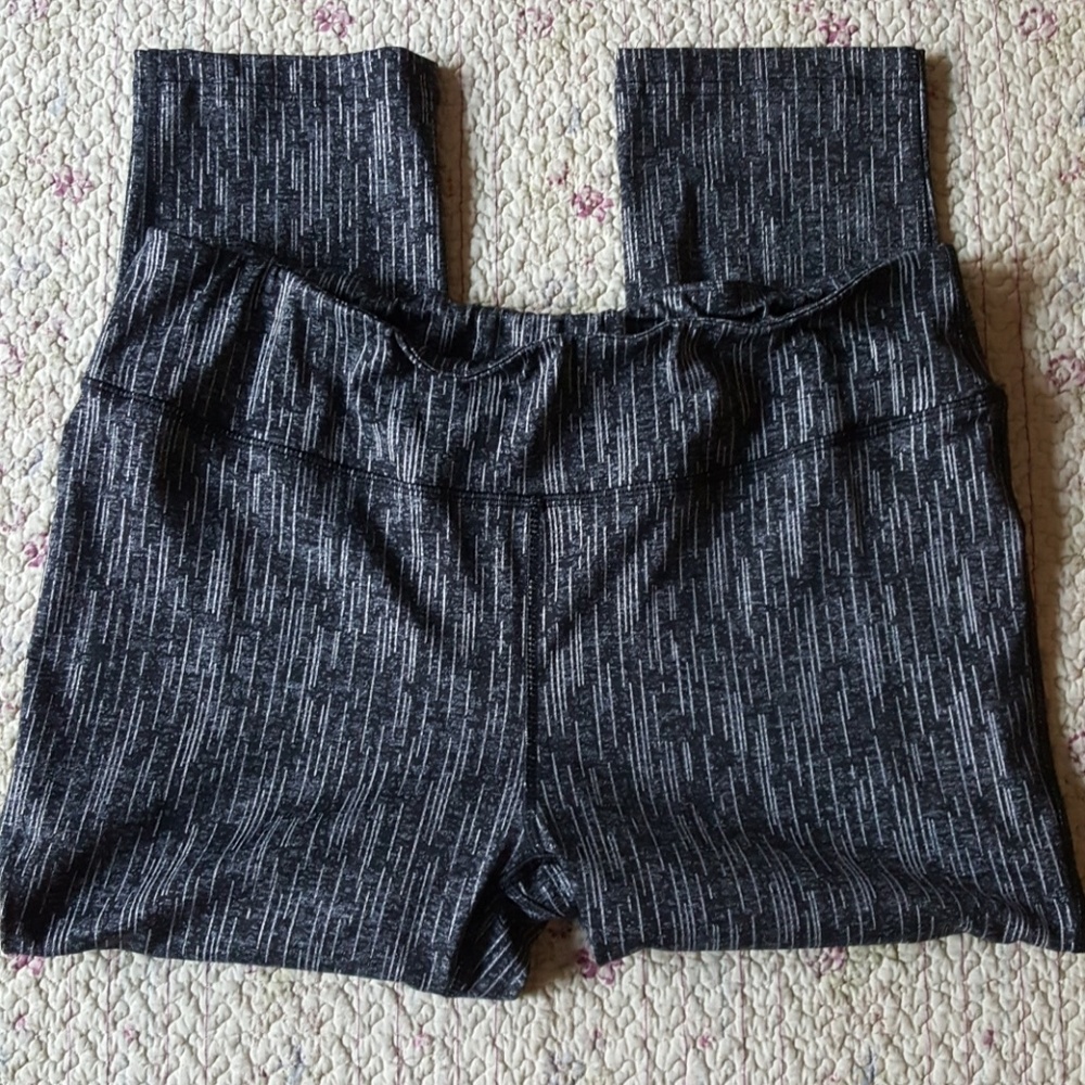 EUC - Ikonix Workout Capri (XL)